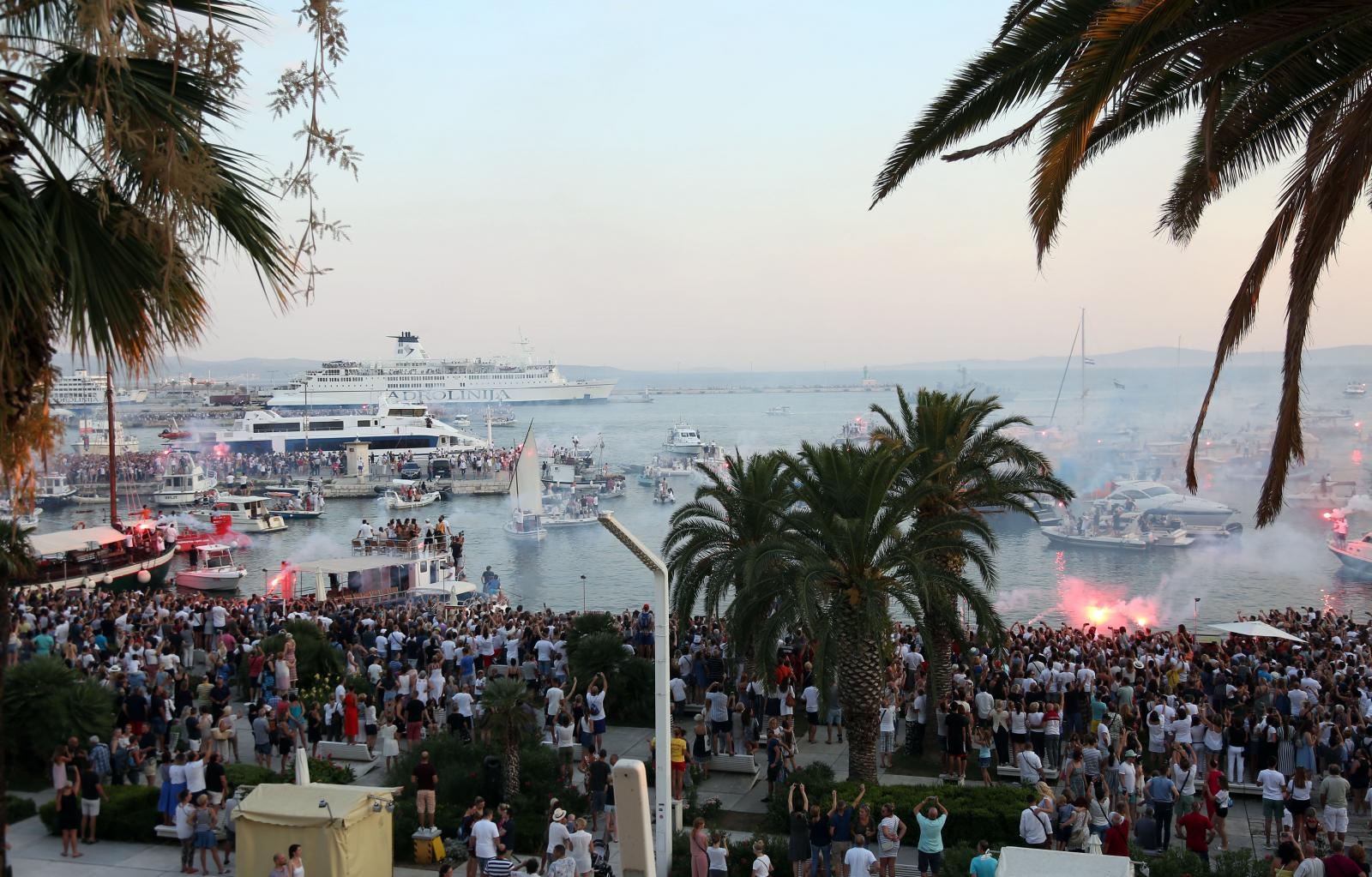 Split dostojanstveno na posljednju plovidbu ispratio legendu Olivera Dragojevića