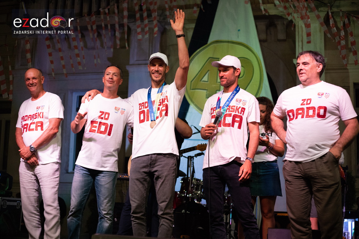 Svečani doček svjetskih prvaka Mihovila i Šime Fantele na Narodnom trgu Svečani doček svjetskih prvaka Mihovila i Šime Fantele na Narodnom trgu