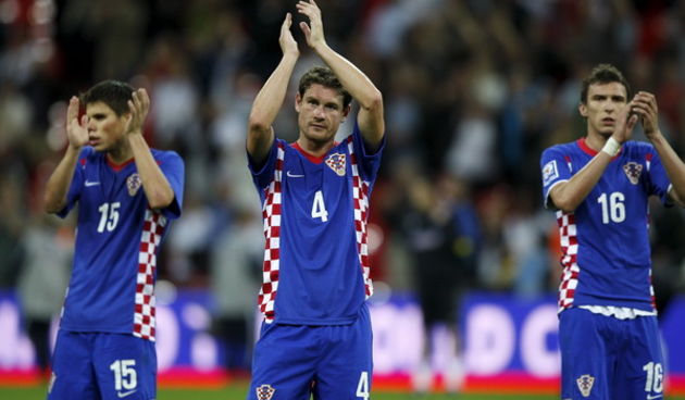 London, 090909.
Stadion Wembley.
Kvalifikacijska nogometna utakmica grupe 6 za Svjetsko prvenstvo u Juznoj  Africi 2010.
Utakmica Engleska – Hrvatska.
Ognjen Vukojevic, Ivica Krizanac i Mario Mandzukic pozdravljaju publiku.
Foto: Ronald Gorsic / CROPIX
