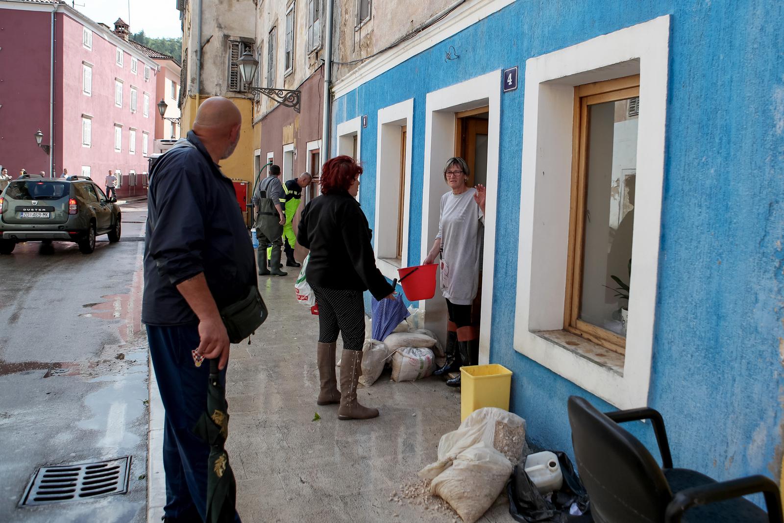 Obrovac: Poplava se polako povlači, stanovnici spašavaju stvari iz domova