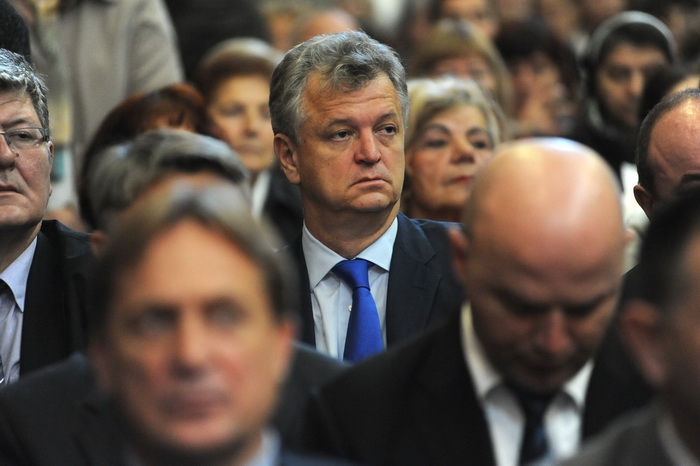 Zadar, 241112.
Obiljezavanje Dana grada Zadra i dolazak generala Ante Gotovine pocasnog gradjanina grada Zadra. General Gotovina na svetoj misi u katedrali Sv. Stosije.
Na slici Miomir Zuzul.
Foto: Luka Gerlanc / CROPIX Zadar, 241112.
Obiljezavanje Dana grada Zadra i dolazak generala Ante Gotovine pocasnog gradjanina grada Zadra. General Gotovina na svetoj misi u katedrali Sv. Stosije.
Na slici Miomir Zuzul.
Foto: Luka Gerlanc / CROPIX