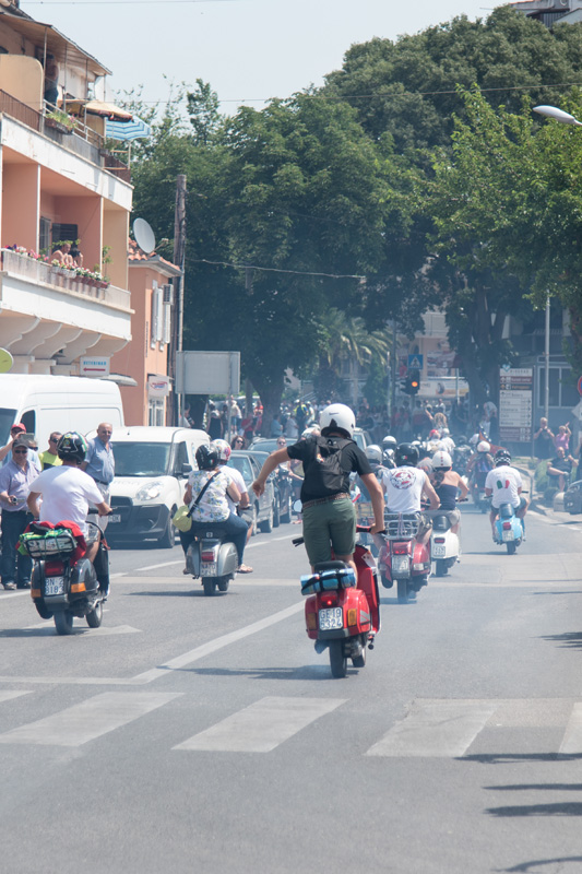 Spektakularni defile vespaša, foto: Vinko Pešić Spektakularni defile vespaša, foto: Vinko Pešić