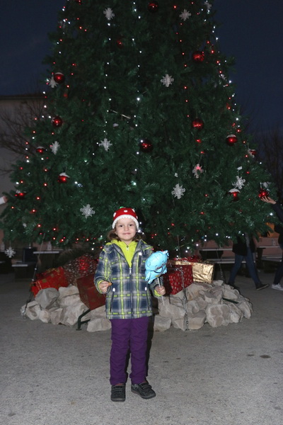 Paljenjem prve adventske svijeće i prigodnim zabavnim programom započela manifestacija Advent na otoku Viru