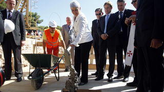 Zadar, 020810.
Jadranka Kosor polozila je kamen temeljac za zgradu u kojoj ce biti 65 stanova za hrvatske ratne vojne invalide. Gradiliste se nalazi u ulici Krste Odaka
Na fotografiji premijerka polaze kamen telmeljac.
Foto: Jure Miskovic / CROPIX