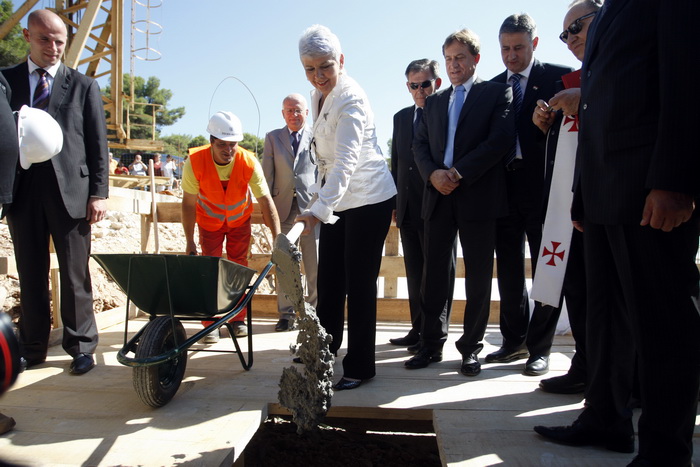 Zadar, 020810.
Jadranka Kosor polozila je kamen temeljac za zgradu u kojoj ce biti 65 stanova za hrvatske ratne vojne invalide. Gradiliste se nalazi u ulici Krste Odaka
Na fotografiji premijerka polaze kamen telmeljac.
Foto: Jure Miskovic / CROPIX