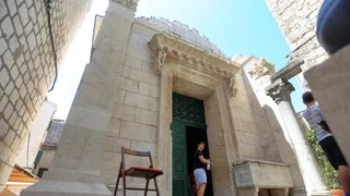 Jupiterov hram posvećen je bogu Jupiteru, glavnom božanstvu starih Rimljana