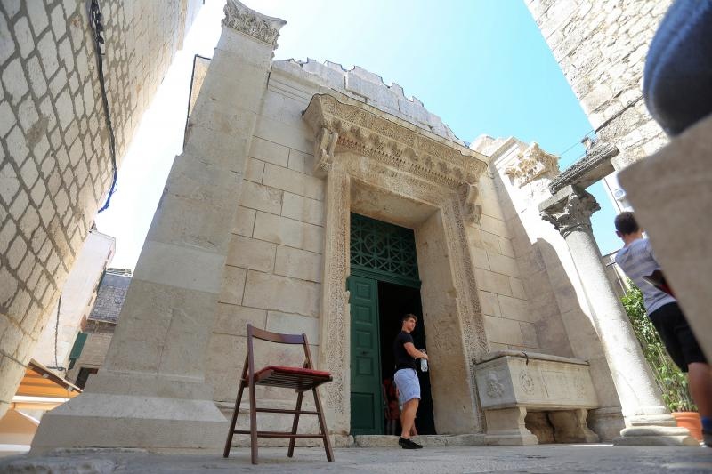 Jupiterov hram posvećen je bogu Jupiteru, glavnom božanstvu starih Rimljana