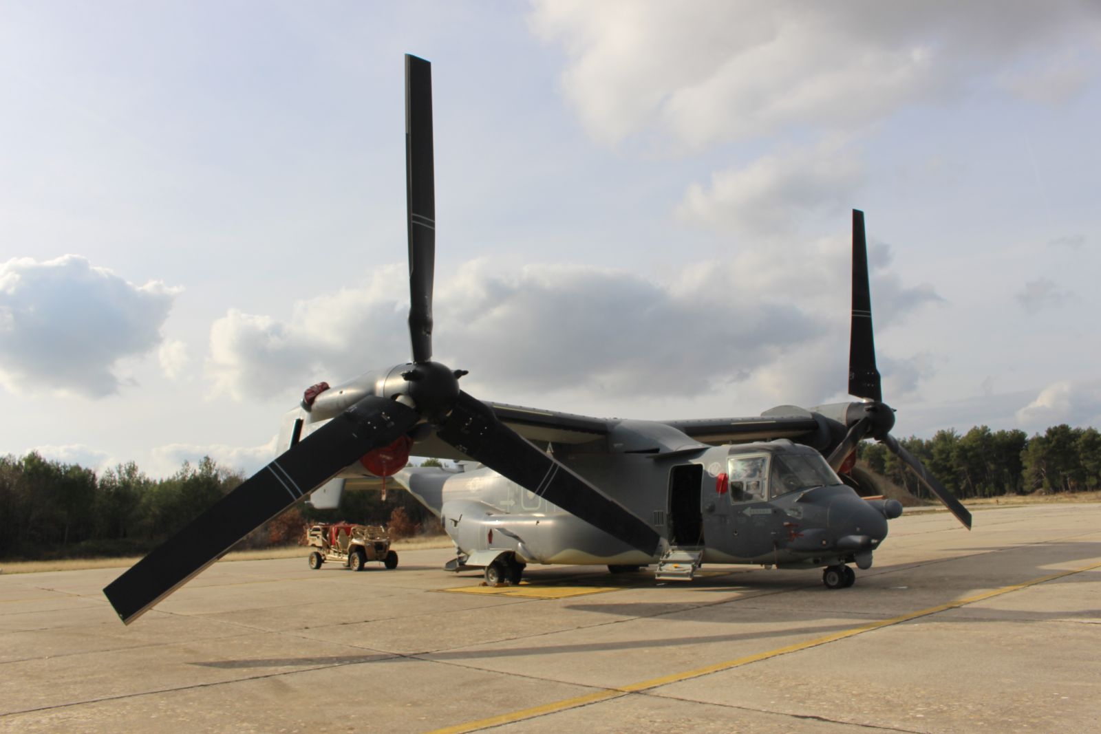 Djelatnici iz vojarne u Zemuniku obišli američke Osprey-e Djelatnici iz vojarne u Zemuniku obišli američke Osprey-e