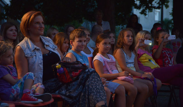 Ružno pače u izvedbi Dragon Teatra