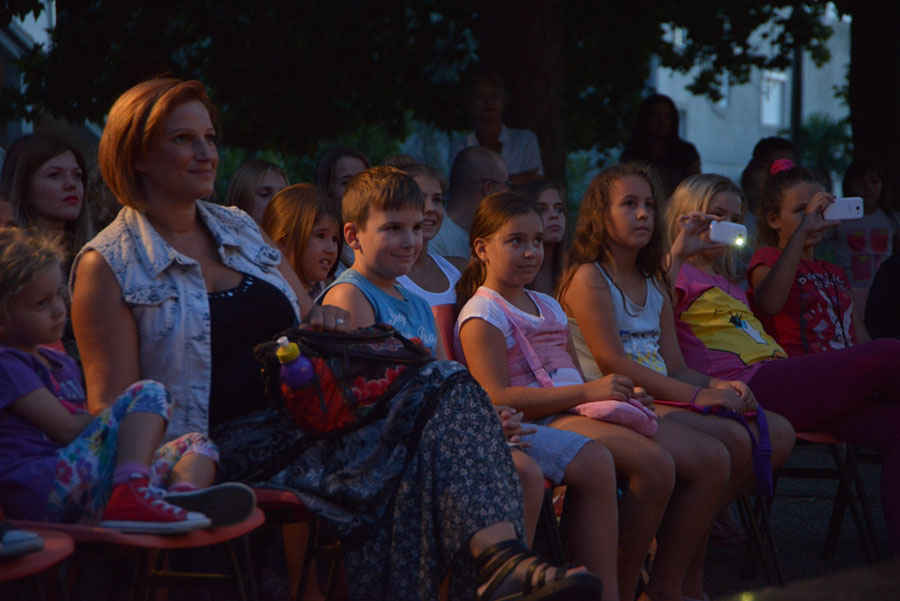 Ružno pače u izvedbi Dragon Teatra Ružno pače u izvedbi Dragon Teatra