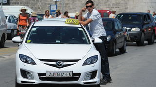 Zadar, 270712.
Stanari tzv. Galicevih zgrada u Diklu su nakon posjete gradonacelniku odrzali prosvjed blokirajuci promet u centru grada na pjesackom prijelazu koji s mosta vodi u stari dio grada. Promet je bio blokiran pola sata prema najavi stanara. Razl