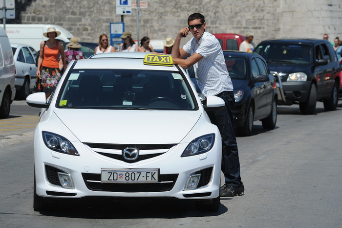 Zadar, 270712.
Stanari tzv. Galicevih zgrada u Diklu su nakon posjete gradonacelniku odrzali prosvjed blokirajuci promet u centru grada na pjesackom prijelazu koji s mosta vodi u stari dio grada. Promet je bio blokiran pola sata prema najavi stanara. Razl