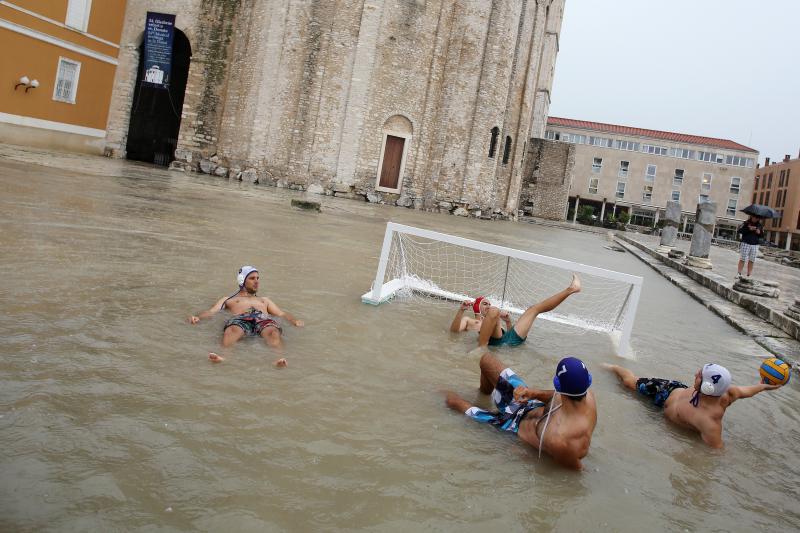 Vaterpolo utakmica na Forumu ispred crkve Sv. Donata, Foto: Filip Brala/PIXSELL