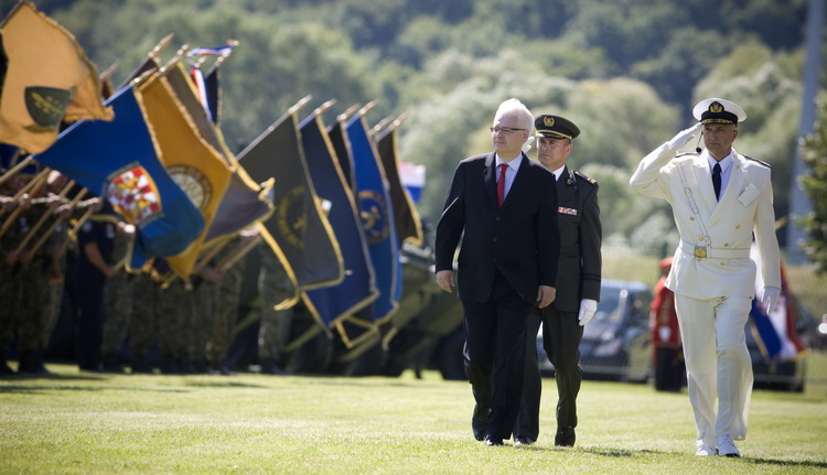 Knin, 050811.
Podizanjem zastave na Kninskoj tvrdjavi i postrojavanjem vojnih snaga na nogometnom igralistu obiljezena je 16. obljetnica VRO Oluja, Dan pobjede i domovinske zahvalnosti i Dan hrvatskih branitelja.
Na fotografiji: Ivo Josipovic.
Foto: Ante Knin, 050811.
Podizanjem zastave na Kninskoj tvrdjavi i postrojavanjem vojnih snaga na nogometnom igralistu obiljezena je 16. obljetnica VRO Oluja, Dan pobjede i domovinske zahvalnosti i Dan hrvatskih branitelja.
Na fotografiji: Ivo Josipovic.
Foto: Ante