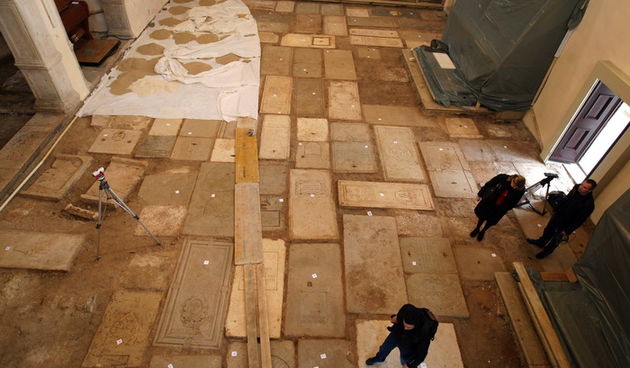 Zadar, 150211.
Tijekom uredjenja crkve Sv.Frane, ispod trosnog mramornog poda otkrivene su nadgrobne ploce zasluznih i poznatih Zadrana pokopanih izmedju 14 i 19 stoljeca. Na konferenciji za novinare to su otkrice prezentirali Anastazija Magas Mesic, proc