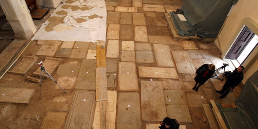 Zadar, 150211.
Tijekom uredjenja crkve Sv.Frane, ispod trosnog mramornog poda otkrivene su nadgrobne ploce zasluznih i poznatih Zadrana pokopanih izmedju 14 i 19 stoljeca. Na konferenciji za novinare to su otkrice prezentirali Anastazija Magas Mesic, proc