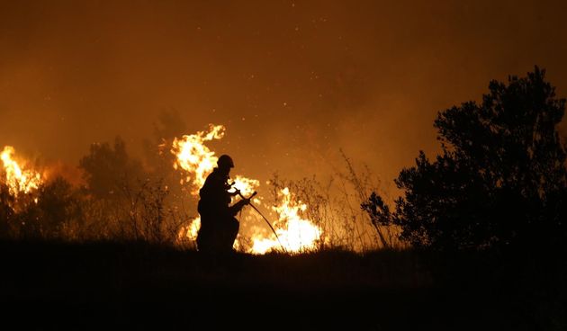 Požar se nošen udarima juga proširio prema Gornjoj Podstrani