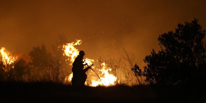 Požar se nošen udarima juga proširio prema Gornjoj Podstrani Požar se nošen udarima juga proširio prema Gornjoj Podstrani
