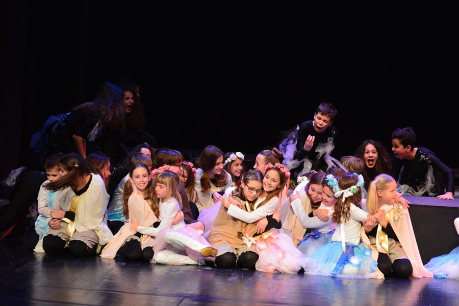 Premijera predstave “U sjeni” udruge “Igrajmo se” Premijera predstave “U sjeni” udruge “Igrajmo se”