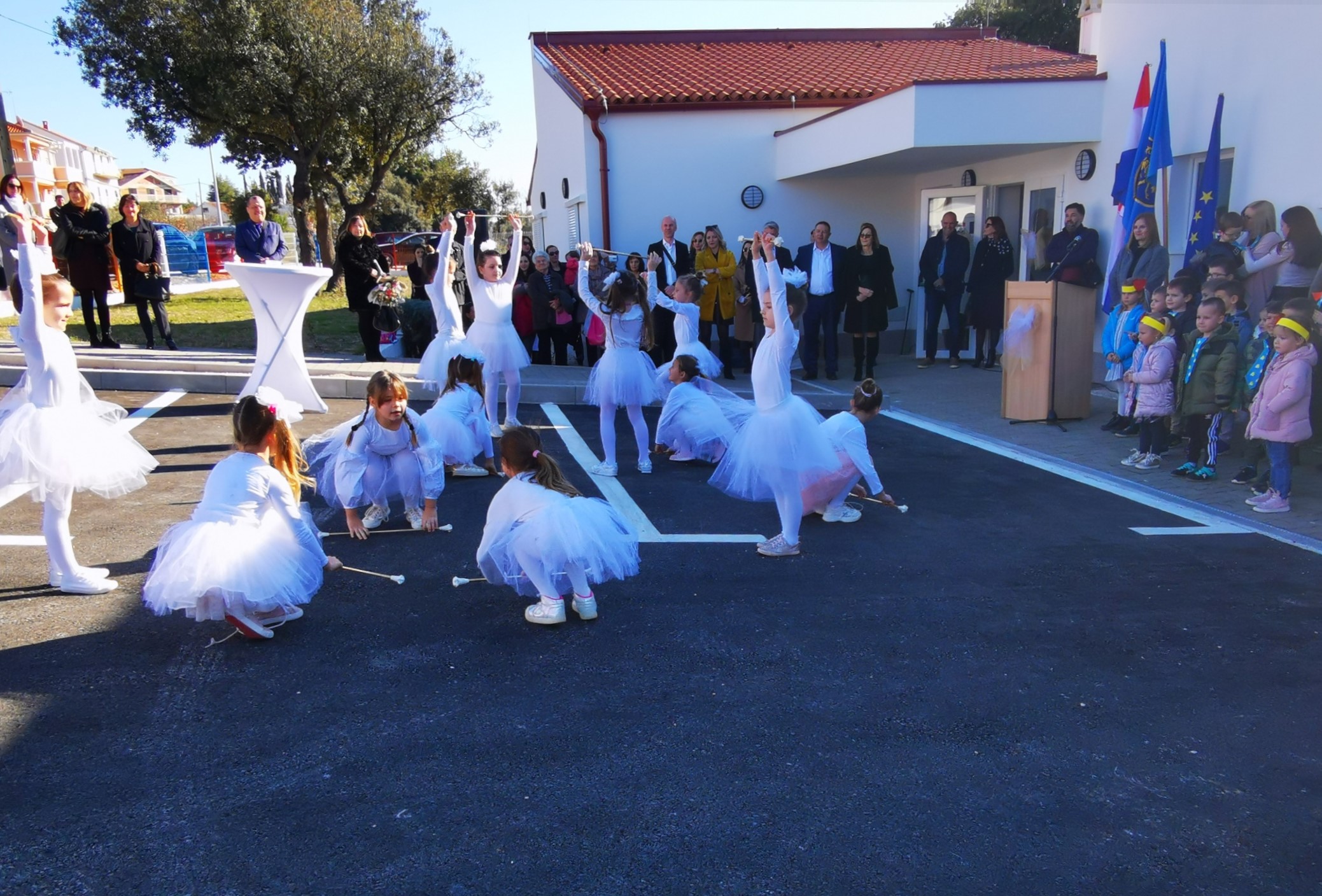 Otvoren dječji vrtić u Pakoštanima i započeli radovi na izgradnji luke u Dragama Otvoren dječji vrtić u Pakoštanima i započeli radovi na izgradnji luke u Dragama