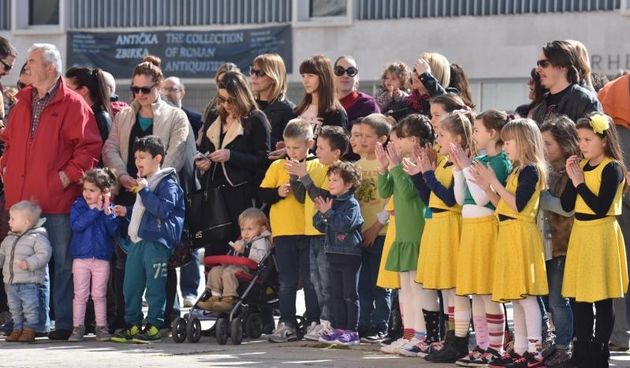 Na Narodnom trgu postavljen je stand Eko Zadra u sklopu akcije za pomoc osobama s downovim sindromom, a na Forumu je odrzan plesni program. Photo: Dino Stanin/PIXSELL