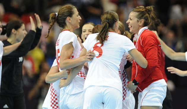 London, 010812.
Dvorana Copper Box.
Hrvatska zenska rukometna reprezentacija igra utakmicu 3. kolo u skupini A protiv Rusije tokom Olimpijskih Igra u Londonu.
Na fotografiji: slavlje rukometasica ubiljezile drugu pobjedu zaredom.
Foto: Drago Sopta / CROPI