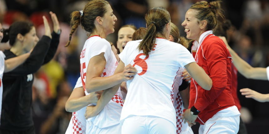 London, 010812.
Dvorana Copper Box.
Hrvatska zenska rukometna reprezentacija igra utakmicu 3. kolo u skupini A protiv Rusije tokom Olimpijskih Igra u Londonu.
Na fotografiji: slavlje rukometasica ubiljezile drugu pobjedu zaredom.
Foto: Drago Sopta / CROPI