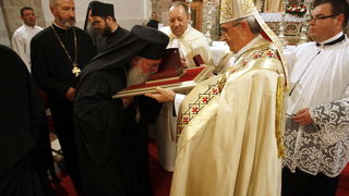 Zadar, 071010
Veceras u crkvi Sv. Sime zadarski nadbiskup Zelimir Puljic predao je relikvije (komad kosti sa noge) Svetog Simuna pravoslavcima – Teofilaktu metropolitu Jordana, vikaru za cijeli grcko-pravoslavni patrijarhat. Pravoslavcima je ovo obecao jo