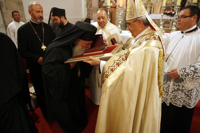 Zadar, 071010
Veceras u crkvi Sv. Sime zadarski nadbiskup Zelimir Puljic predao je relikvije (komad kosti sa noge) Svetog Simuna pravoslavcima – Teofilaktu metropolitu Jordana, vikaru za cijeli grcko-pravoslavni patrijarhat. Pravoslavcima je ovo obecao jo