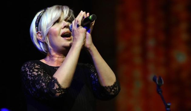 U Koncertnoj dvorani Vatroslava Lisinskog odrzan je humanitarni koncert Srce za Zadar na kojem su nastupili brojni zadarski pjevaci, a u publici su sjedili mnoge poznate osobe iz politickog i drustvenog zivota. Marina Tomasevic