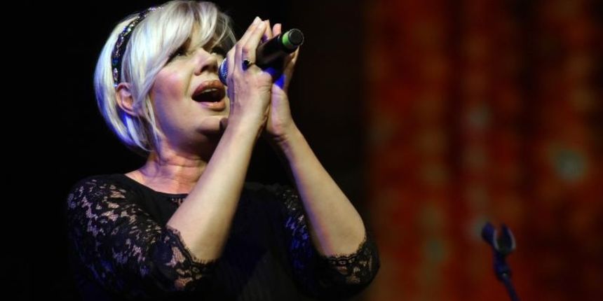 U Koncertnoj dvorani Vatroslava Lisinskog odrzan je humanitarni koncert Srce za Zadar na kojem su nastupili brojni zadarski pjevaci, a u publici su sjedili mnoge poznate osobe iz politickog i drustvenog zivota. Marina Tomasevic U Koncertnoj dvorani Vatroslava Lisinskog odrzan je humanitarni koncert Srce za Zadar na kojem su nastupili brojni zadarski pjevaci, a u publici su sjedili mnoge poznate osobe iz politickog i drustvenog zivota. Marina Tomasevic