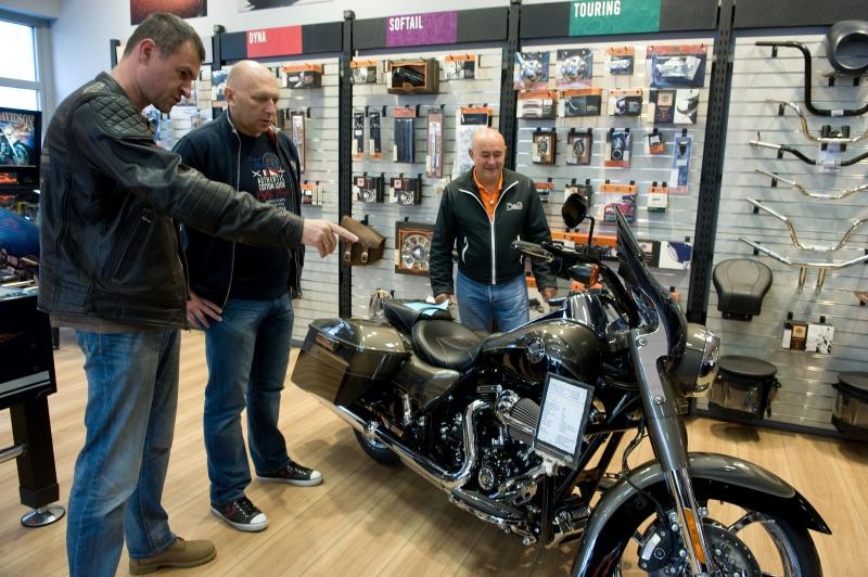 Zagreb – U prodavaonici i zastupnistvu Harley Davidson motora odrzani su Dan otvorenih vrata na kojem su posjetioci mogli razgledati motocikle i neke od njih isprobati. Photo: Davor Visnjic/PIXSELL