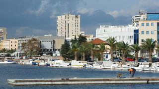 Zadar, 271112
Kako uskoro pocinju radovi oko uredjenja pocetka uvale Jazine, nedaleko lokacije izvodjenja radova je postavljen pontonski mol na koji ce se preseliti brodice s dijela uvale koji se uredjuje.
Foto: Luka Gerlanc / CROPIX