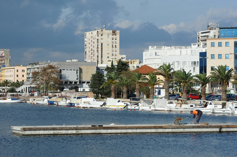 Zadar, 271112
Kako uskoro pocinju radovi oko uredjenja pocetka uvale Jazine, nedaleko lokacije izvodjenja radova je postavljen pontonski mol na koji ce se preseliti brodice s dijela uvale koji se uredjuje.
Foto: Luka Gerlanc / CROPIX