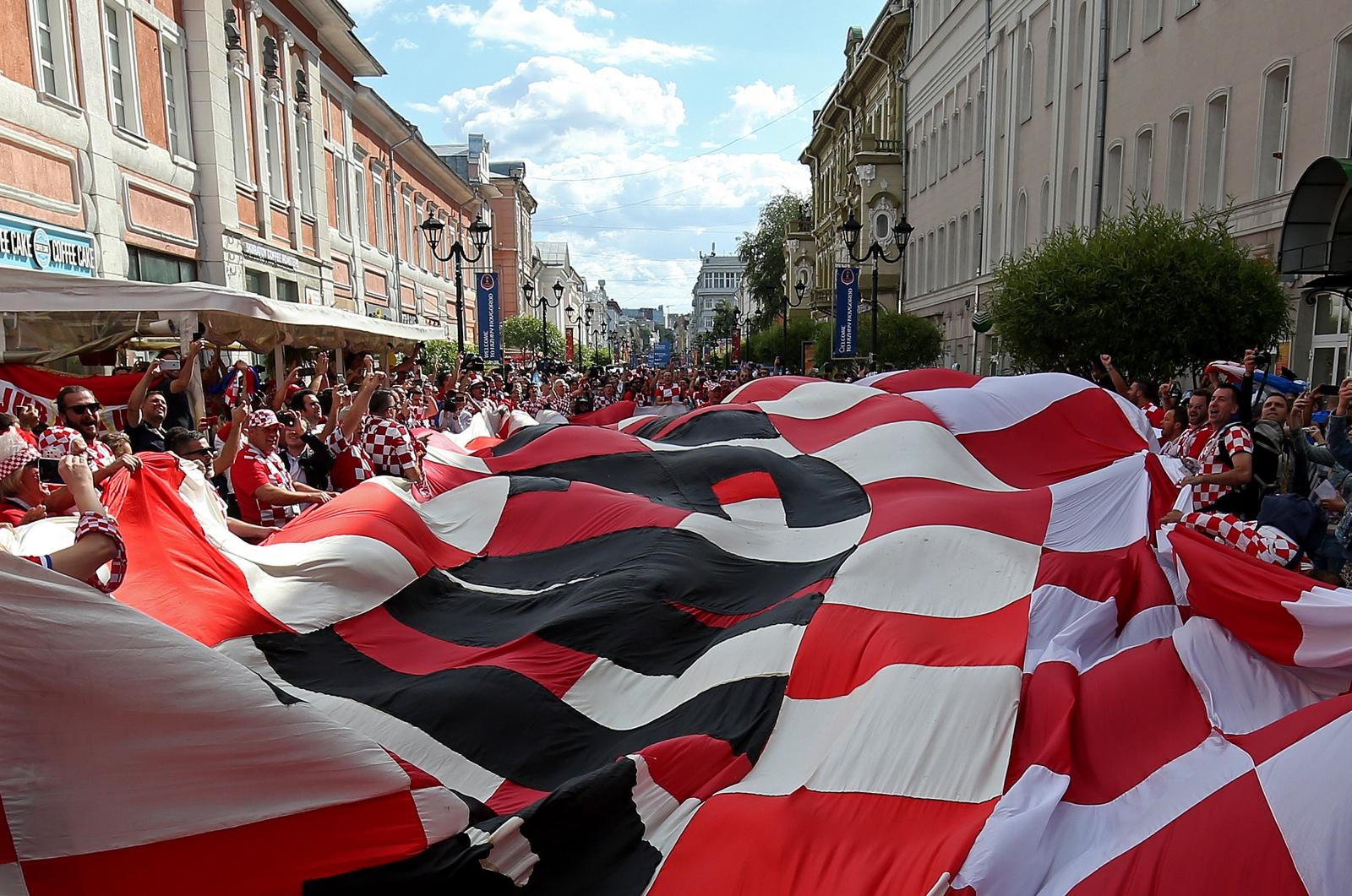 Divovska hrvatska zastava razvijena u centru Nižnji Novgoroda
