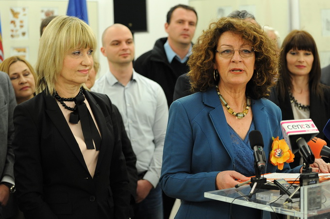 Zadar, 110413.
Zadarski SDP postigao je dogovor s HNS-om o koaliciji i predstavio dr. Ljiljanu Klaric kao zamjenicu gradonacelnickog kandidata Ive Bilica.
SDP na lokalne izbore izlazi u koaliciji sa HNS-om, HSLS-om, DSU i HSZ.
Na fotografiji: Ingrid Anti Zadar, 110413.
Zadarski SDP postigao je dogovor s HNS-om o koaliciji i predstavio dr. Ljiljanu Klaric kao zamjenicu gradonacelnickog kandidata Ive Bilica.
SDP na lokalne izbore izlazi u koaliciji sa HNS-om, HSLS-om, DSU i HSZ.
Na fotografiji: Ingrid Anti
