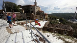 Plomin: olujno nevrijeme s tučom zahvatilo područje grada, građani koristili lopate za snijeg