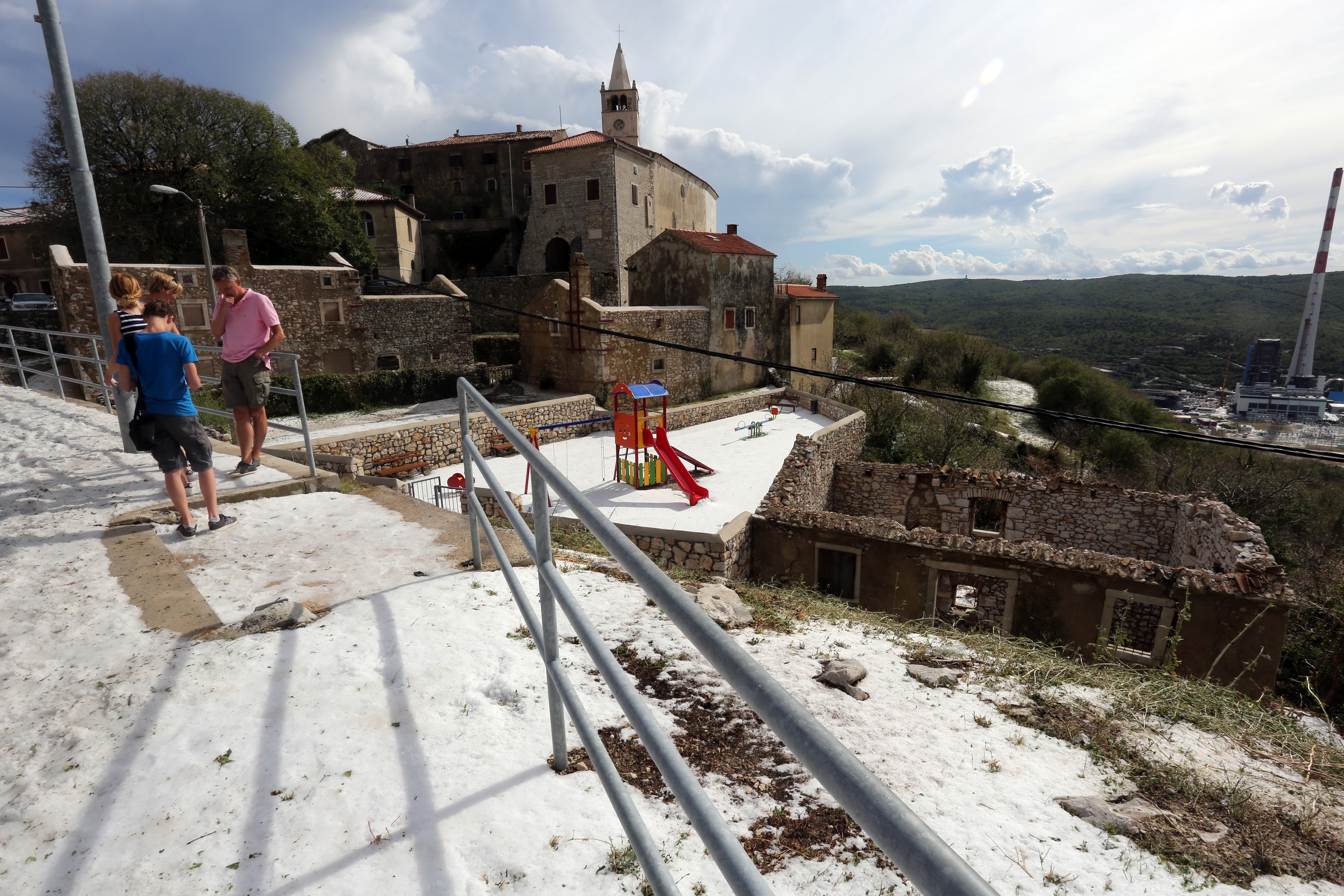 Plomin: olujno nevrijeme s tučom zahvatilo područje grada, građani koristili lopate za snijeg