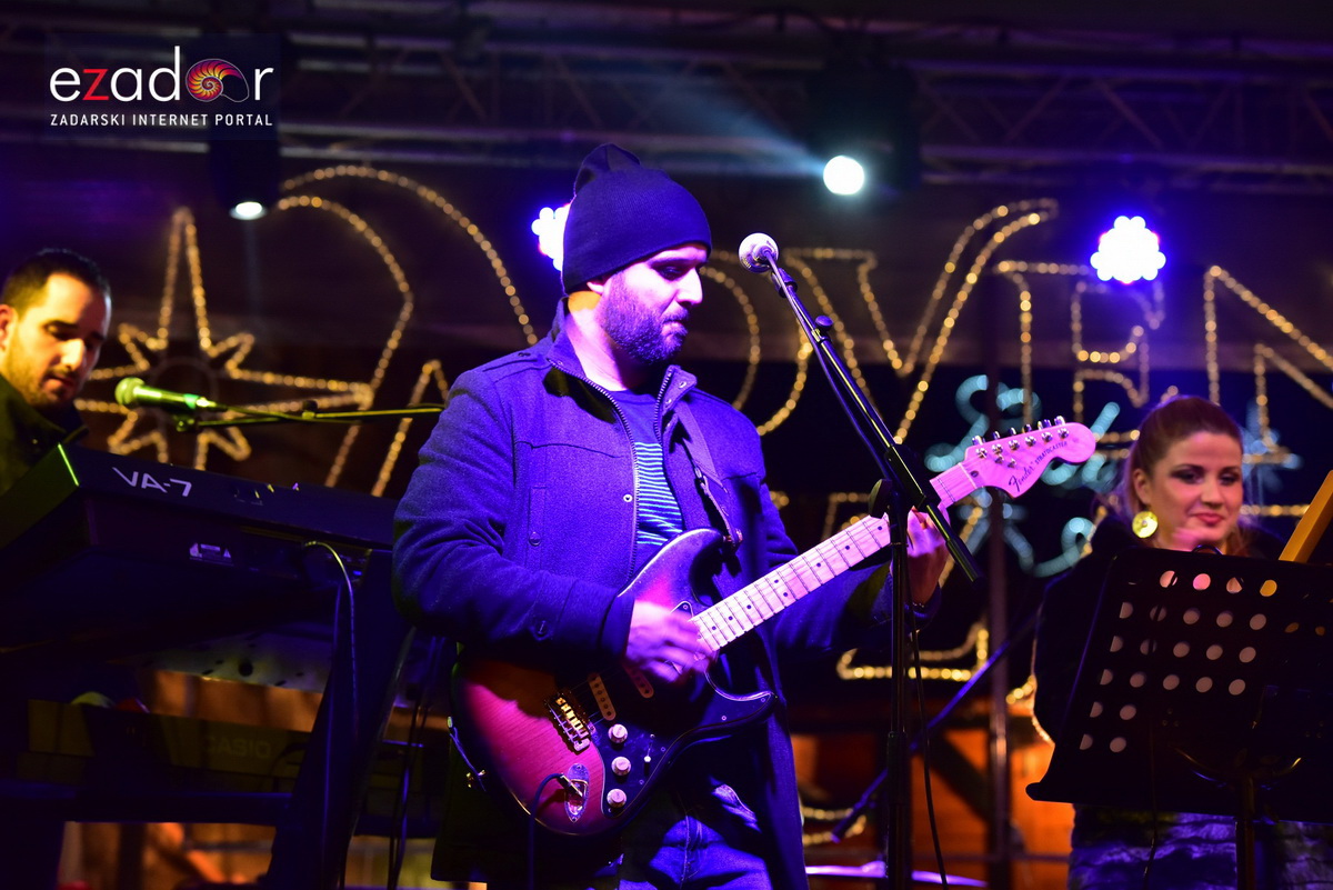 Tisuće Zadrana uživalo na krcatom Narodnom trgu i Tgu Petra Zoranića uz Tomislava Bralića i klapu Intrade Tisuće Zadrana uživalo na krcatom Narodnom trgu i Tgu Petra Zoranića uz Tomislava Bralića i klapu Intrade