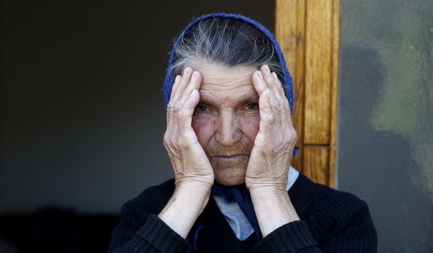 Zadar, 080511.
Ti muske osobe s podrucja Obrovca uhicene su jucer pod sumnjom da su do smrti zatukli 62-godisnjeg Mladena B. Na slici Dara Gagic (71) u cijoj kuci je pretucen Mladen.
Foto: Jure Miskovic / CROPIX