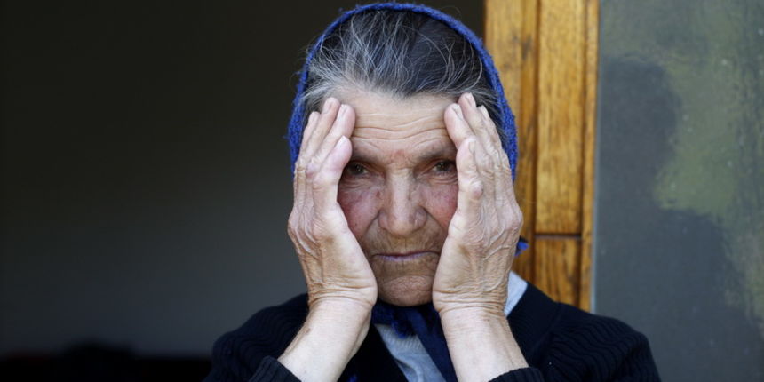 Zadar, 080511.
Ti muske osobe s podrucja Obrovca uhicene su jucer pod sumnjom da su do smrti zatukli 62-godisnjeg Mladena B. Na slici Dara Gagic (71) u cijoj kuci je pretucen Mladen.
Foto: Jure Miskovic / CROPIX