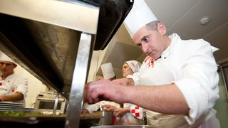 Zadar, 230712.
Hrvatski tim kuhara priprema se punom parom za kuharsku Olimpijadu koja ce se uskoro odrzati u njemackom Erfurtu. Upravo stoga je u restoranu Magnolija u Falkensteiner hotelu Adriana, u Resortu Borik u Zadru odrzan trening hrvatske seniorsk Zadar, 230712.
Hrvatski tim kuhara priprema se punom parom za kuharsku Olimpijadu koja ce se uskoro odrzati u njemackom Erfurtu. Upravo stoga je u restoranu Magnolija u Falkensteiner hotelu Adriana, u Resortu Borik u Zadru odrzan trening hrvatske seniorsk