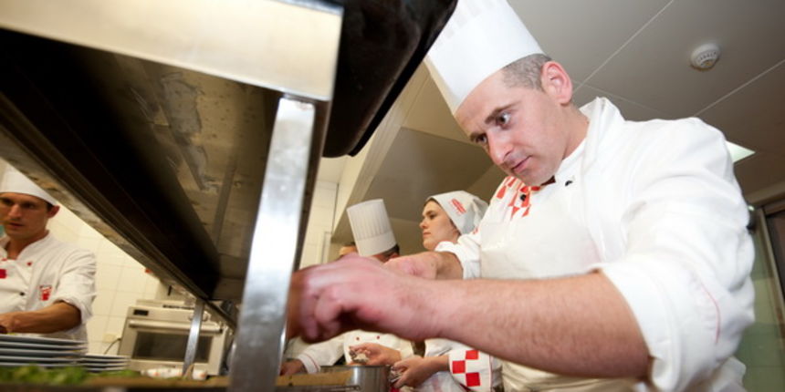 Zadar, 230712.
Hrvatski tim kuhara priprema se punom parom za kuharsku Olimpijadu koja ce se uskoro odrzati u njemackom Erfurtu. Upravo stoga je u restoranu Magnolija u Falkensteiner hotelu Adriana, u Resortu Borik u Zadru odrzan trening hrvatske seniorsk