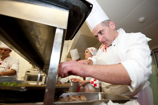 Zadar, 230712.
Hrvatski tim kuhara priprema se punom parom za kuharsku Olimpijadu koja ce se uskoro odrzati u njemackom Erfurtu. Upravo stoga je u restoranu Magnolija u Falkensteiner hotelu Adriana, u Resortu Borik u Zadru odrzan trening hrvatske seniorsk Zadar, 230712.
Hrvatski tim kuhara priprema se punom parom za kuharsku Olimpijadu koja ce se uskoro odrzati u njemackom Erfurtu. Upravo stoga je u restoranu Magnolija u Falkensteiner hotelu Adriana, u Resortu Borik u Zadru odrzan trening hrvatske seniorsk