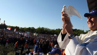 Zadar, 080510.
Zadar je domacin Susreta katolicke mladezi 2010. 
Susret ce trajati dva dana a u njemu ce sudjelovati preko 30.000 mladih iz Hrvatske i svijeta. 
Na slici: misa u sportskom centru Visnjik.
Foto: Vladimir Ivanov  / CROPIX