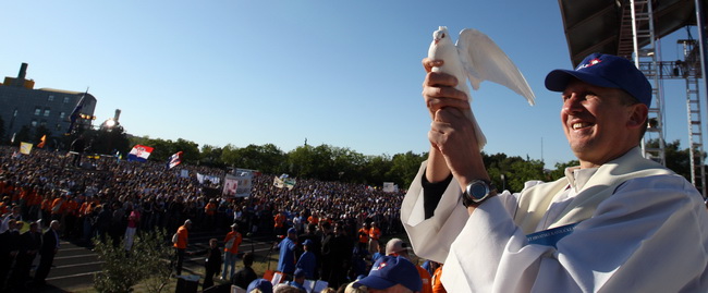 Zadar, 080510.
Zadar je domacin Susreta katolicke mladezi 2010. 
Susret ce trajati dva dana a u njemu ce sudjelovati preko 30.000 mladih iz Hrvatske i svijeta. 
Na slici: misa u sportskom centru Visnjik.
Foto: Vladimir Ivanov  / CROPIX