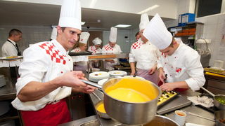 Zadar, 230712.
Hrvatski tim kuhara priprema se punom parom za kuharsku Olimpijadu koja ce se uskoro odrzati u njemackom Erfurtu. Upravo stoga je u restoranu Magnolija u Falkensteiner hotelu Adriana, u Resortu Borik u Zadru odrzan trening hrvatske seniorsk Zadar, 230712.
Hrvatski tim kuhara priprema se punom parom za kuharsku Olimpijadu koja ce se uskoro odrzati u njemackom Erfurtu. Upravo stoga je u restoranu Magnolija u Falkensteiner hotelu Adriana, u Resortu Borik u Zadru odrzan trening hrvatske seniorsk