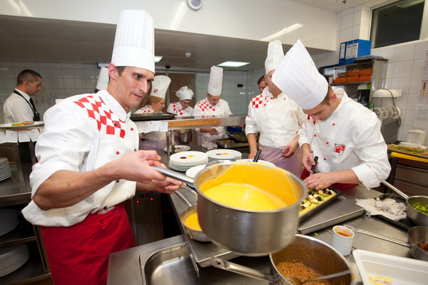 Zadar, 230712.
Hrvatski tim kuhara priprema se punom parom za kuharsku Olimpijadu koja ce se uskoro odrzati u njemackom Erfurtu. Upravo stoga je u restoranu Magnolija u Falkensteiner hotelu Adriana, u Resortu Borik u Zadru odrzan trening hrvatske seniorsk Zadar, 230712.
Hrvatski tim kuhara priprema se punom parom za kuharsku Olimpijadu koja ce se uskoro odrzati u njemackom Erfurtu. Upravo stoga je u restoranu Magnolija u Falkensteiner hotelu Adriana, u Resortu Borik u Zadru odrzan trening hrvatske seniorsk