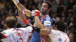 Bec, 300110. Austrija je domacin EURO 2010 u rukometu od 19-31 01.10. U Becu se igraju utakmice poufinala i finala. Polufinale su izborile reprezentacije Islanda, Francuske, Poljske i Hrvatske. Utakmica polufinala Hrvatska – Poljska. Na slici: Ivano Bali Bec, 300110. Austrija je domacin EURO 2010 u rukometu od 19-31 01.10. U Becu se igraju utakmice poufinala i finala. Polufinale su izborile reprezentacije Islanda, Francuske, Poljske i Hrvatske. Utakmica polufinala Hrvatska – Poljska. Na slici: Ivano Bali