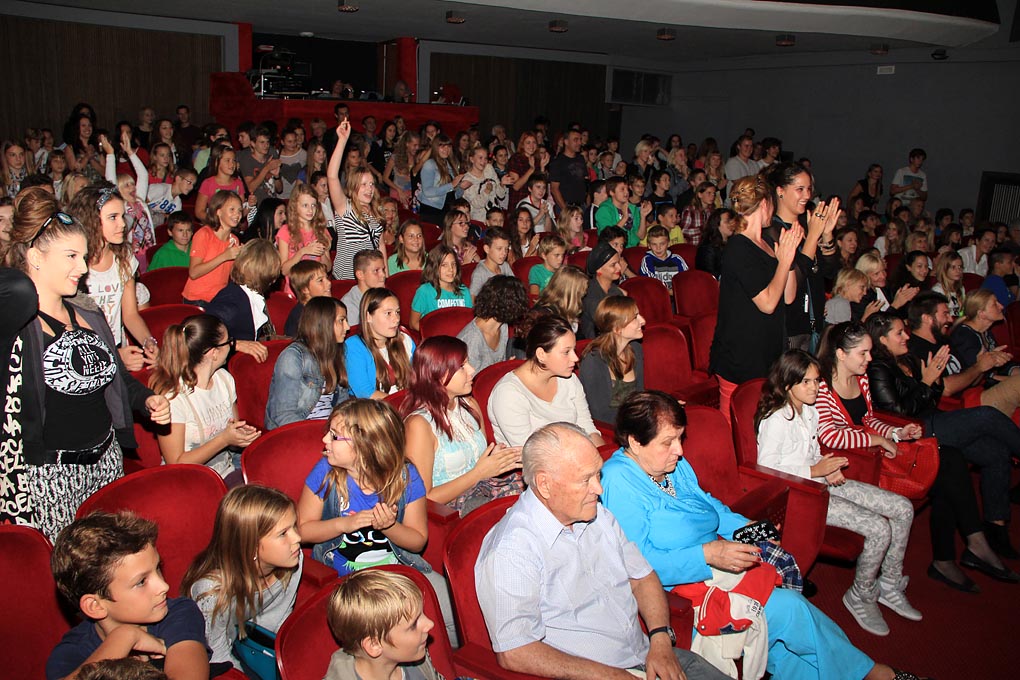 U suradnji HNK Zadar i Kazališne udruge “Igrajmo se” premijerno je izvedena predstava “Sasvim sam popubertetio” u režiji Žane Bumber. foto: Iva Perinčić U suradnji HNK Zadar i Kazališne udruge “Igrajmo se” premijerno je izvedena predstava “Sasvim sam popubertetio” u režiji Žane Bumber. foto: Iva Perinčić